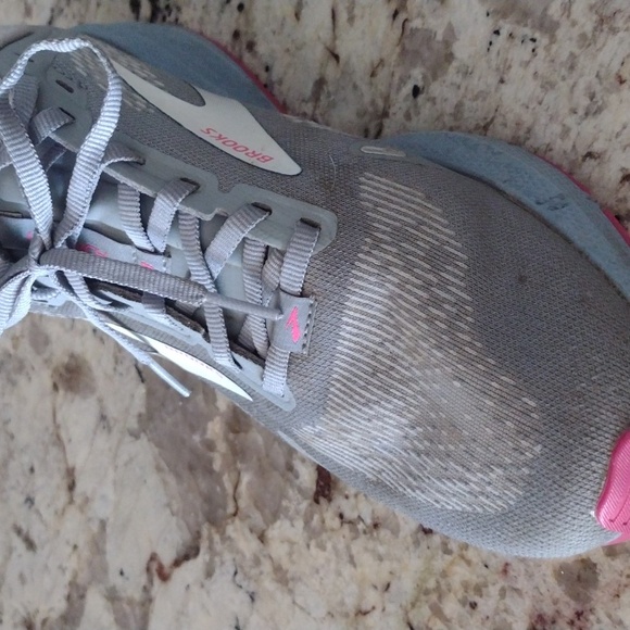 Tennis shoes - Picture 2 of 3